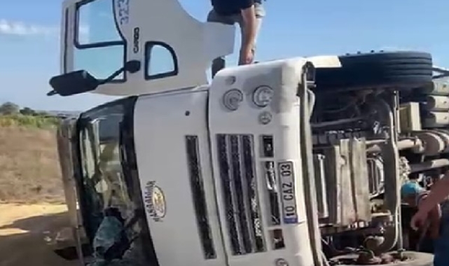 Gönen'de çeltik yüklü kamyon devrildi: Sürücü hastaneye kaldırıldı