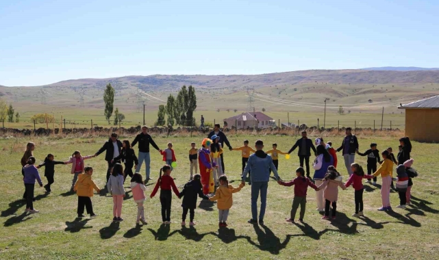 Gönüllü gençler köy köy gezerek çocukları eğlendiriyor