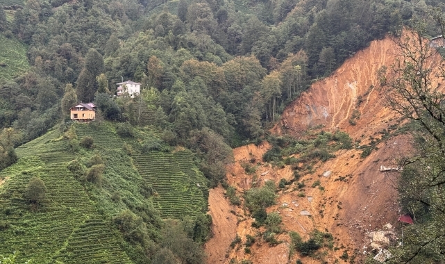 GÜNCELLEME - Rize'de heyelan sonucu 2 ev toprak altında kaldı
