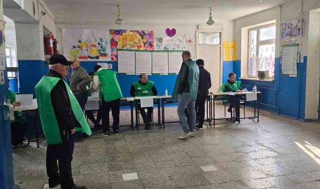 Gürcistan halkı milletvekillerini seçmek için sandık başında