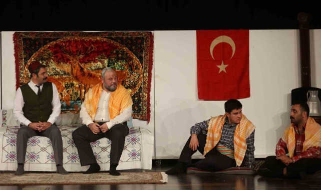 Güzelbahçe'de 'Sen Cumhuriyet' tiyatro oyunu sergilendi