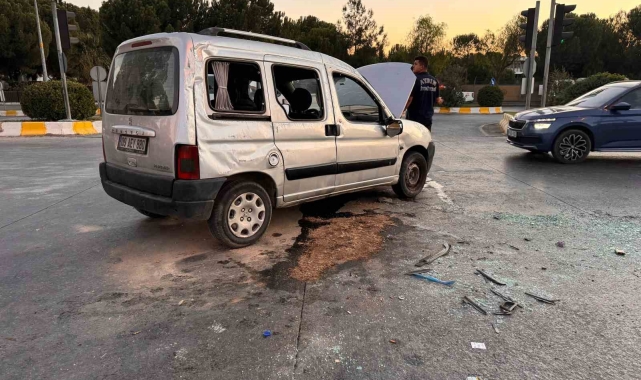 Hafif ticari araç takla attı: 3 yaralı