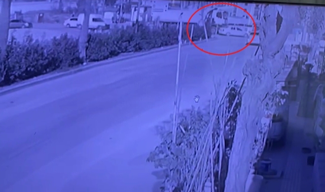 Hafriyat kamyonu, otomobili metrelerce sürükledi: O anlar kamerada