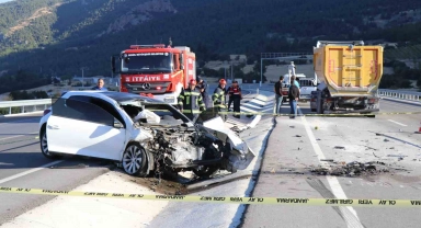 Hafriyat kamyonuna arkadan çarpan genç sürücü hayatını kaybetti