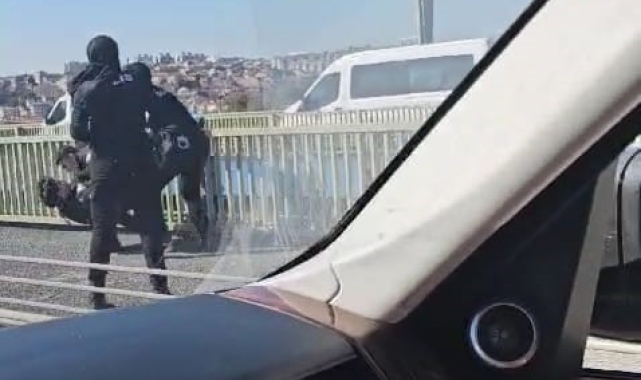 Haliç Köprüsü'nde polis, intihar girişimini böyle engelledi