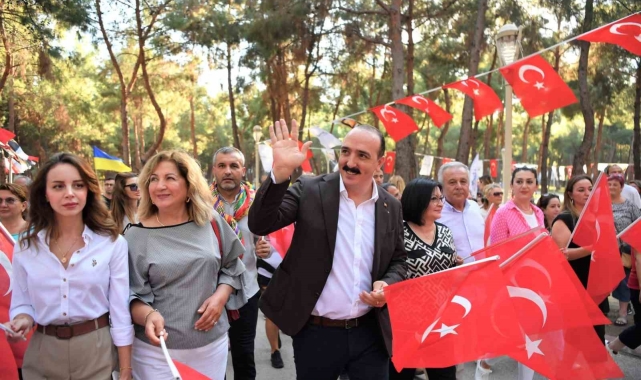 Halk danslarının kalbi Konyaaltı'nda attı