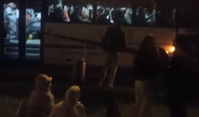 Halk otobüsü fazla yolcu alınca dengesi bozulup devrilme tehlikesi geçirdi