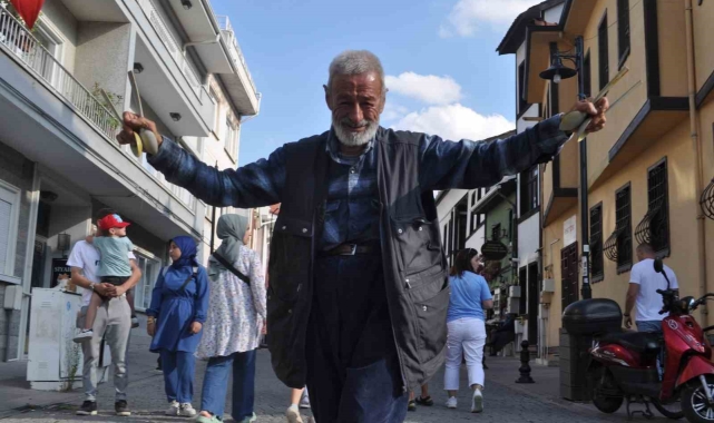 Hamallıktan kalan boş vaktini sokaklarda dans ederek kazanca dönüştürüyor