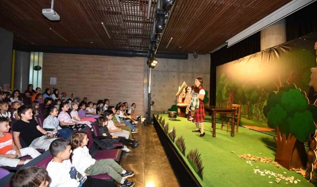 'Hansel ve Gratel' çocuklarla buluştu