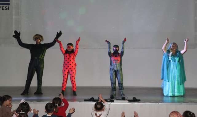 Havza'da "İyilik Takımı Gezegenimiz Tehlikede" oyunu çocuklarla buluştu