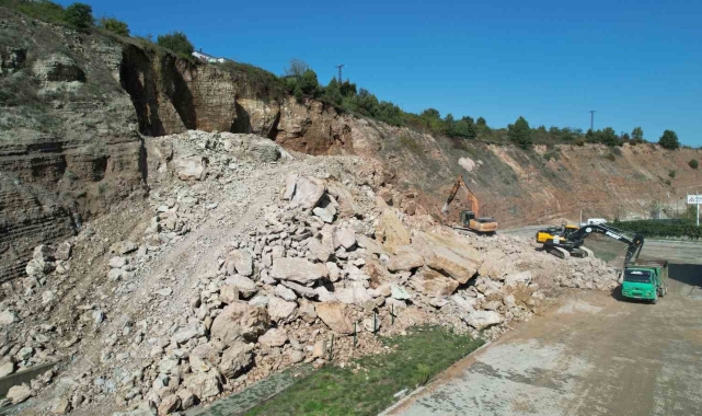 Heyelan OSB'deki iki fabrikanın yolunu kapattı