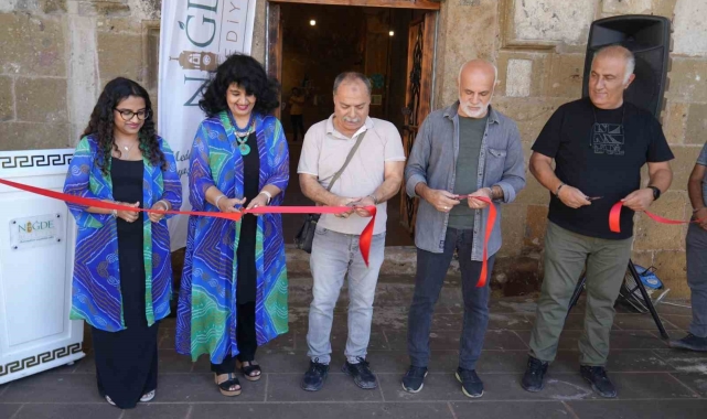 Hint Asıllı Ressam Sherreen ve kızı Tia Niğde'de resim sergisi açtı