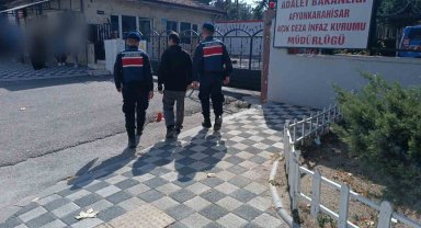 Hırsızlık suçundan aranan şahsı jandarma yakaladı
