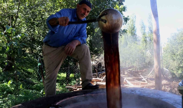 Hizan&#039;da asırlardır doğal yöntemlerle üzüm pekmezi üretiliyor