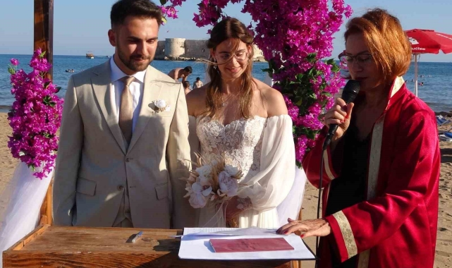 Hollandalı gelin 'Kızkalesi' sahilindeki nikah töreniyle evlendi