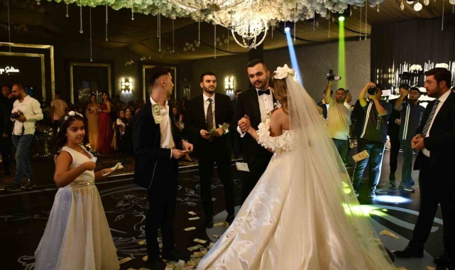 İki aşiretin düğününde paralar havada uçuştu