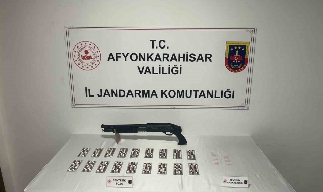 İki kardeş evlerinde uyuşturucu ile yakalandı