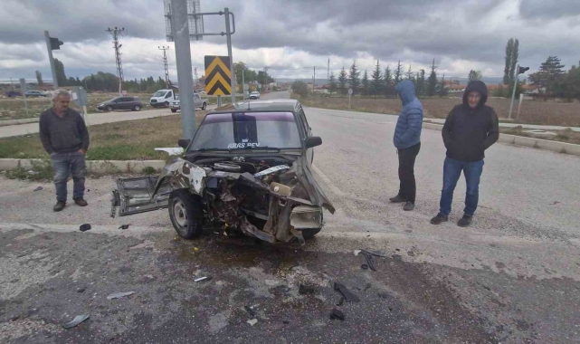 İki otomobil çarpıştı: 1 yaralı
