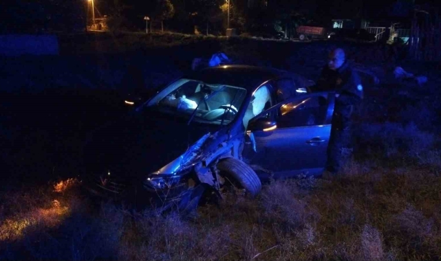 İki otomobil çarpıştı: 1'i polis 2 yaralı