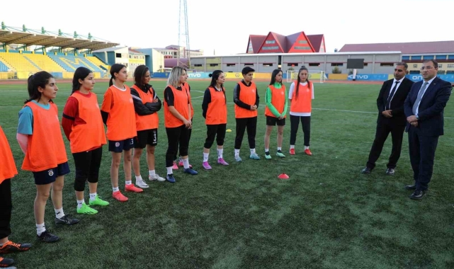 İl Müdürü Çelebi, Kadın Futbol Takımını ziyaret etti