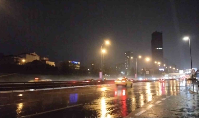 İstanbul Anadolu Yakası'nda sağanak yağış etkili oluyor