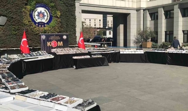İstanbul&#039;da 100 milyon lira değerinde 73 bin adet kaçak saat ele geçirildi