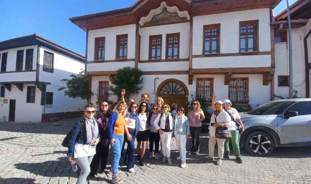 İstanbul'dan gelen turist kafilesini Osmaneli'ne hayran kaldı