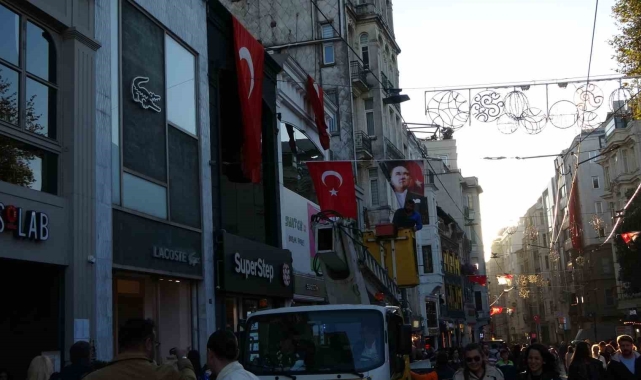 İstiklal Caddesi Cumhuriyet Bayramı'na hazırlanıyor