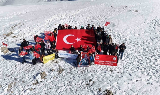 İstiklal Marşı'nı 2 bin 587 rakımlı dağın zirvesinde okuyup Cumhuriyet'in 101'nci yılını kutladılar