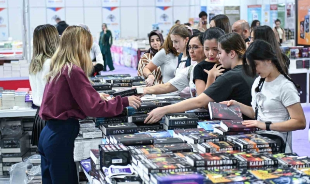 İZKİTAP hafta sonu on binleri ağırladı