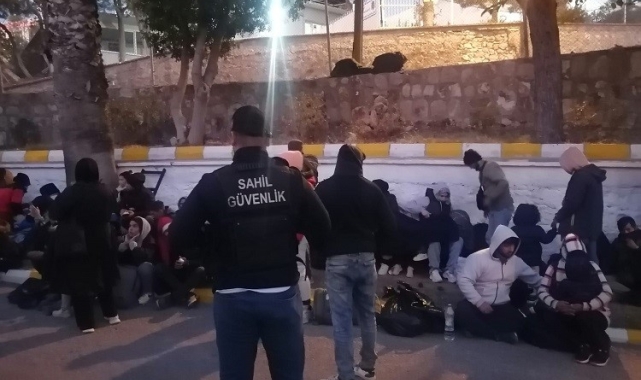 İzmir açıklarında 57 göçmen ve 4 kaçakçı yakalandı; sürüklenen 41 göçmen kurtarıldı