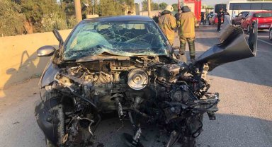 İzmir'de servis minibüsüyle otomobil kafa kafaya çarpıştı: 1 yaralı