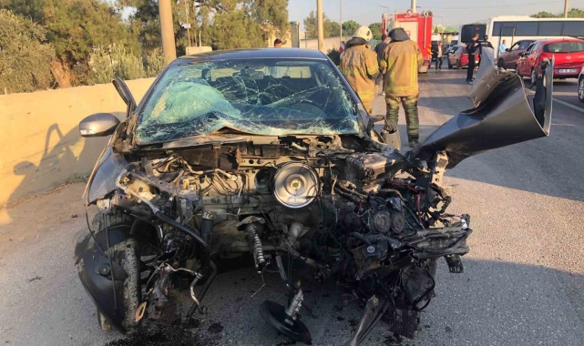 İzmir'de servis minibüsüyle otomobil kafa kafaya çarpıştı: 1 yaralı