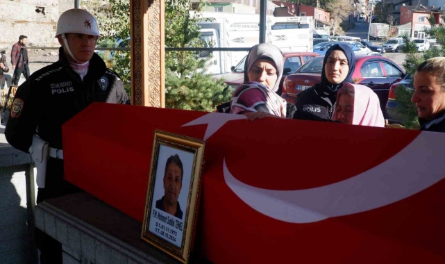 İzmir'de silahlı saldırıda vefat eden polis memuru memleketi Erzurum'da toprağa verildi