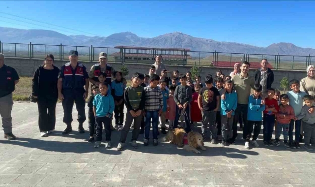 Jandarma ekipleri öğrencilere hayvan sevgisini anlattı