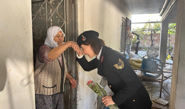 Jandarma ekipleri yaşlı çınarları unutmadı