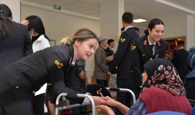 Jandarma personelleri huzurevi sakinlerinin yüzünü güldürdü