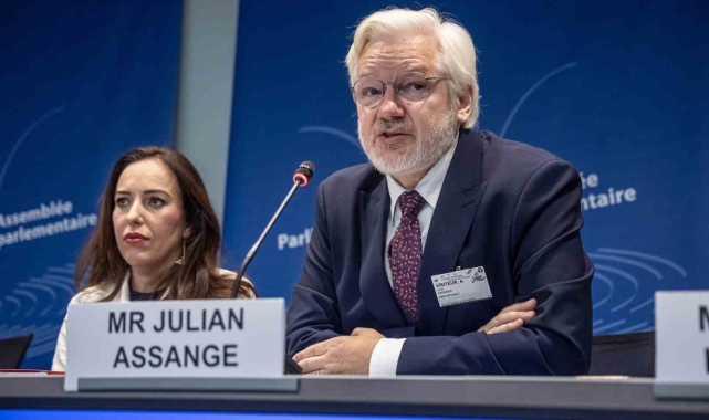Julian Assange: "Gazetecilik suçlamasını kabul ettiğim için özgür kaldım"