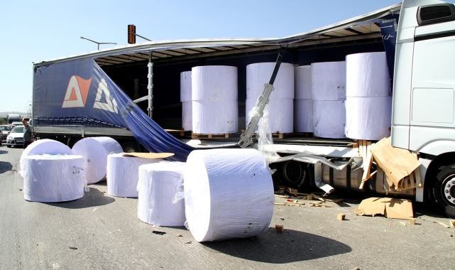 Kağıt bobini otomobilin üzerine düştü
