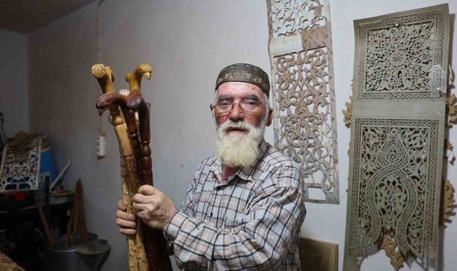 Kahramanmaraş'ta 50 yıllık baston ustası kartal başlı bastonlar üretiyor