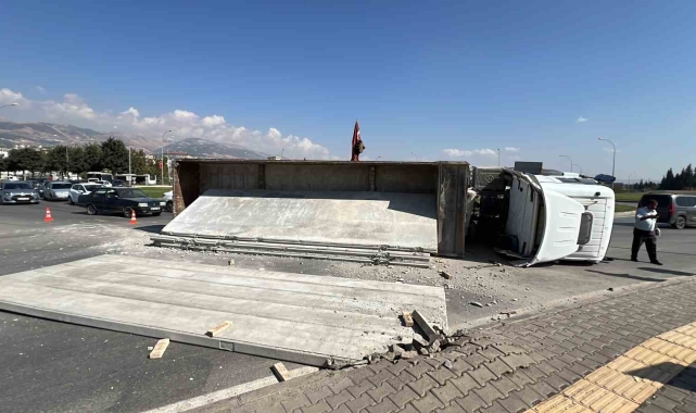 Kahramanmaraş'ta beton duvar blokları taşıyan tır yan yattı
