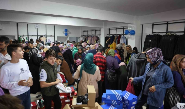 Kahramanmaraş'ta giyim mağazası açılışında izdiham