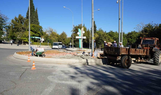 Kahramanmaraş'ta refüj ve kavşaklar yenileniyor