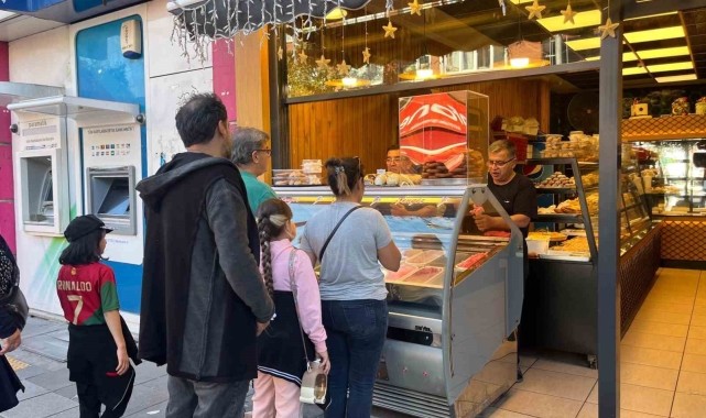 Kampanyaya inanmayan vatandaşlara ücretsiz 200 litre dondurmayı dağıtmakta güçlük çektiler