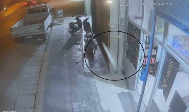 Kamyonun geçişi esnasında yerinden fırlayan rögar kapağı metrelerce havaya uçtu: O anlar kamerada