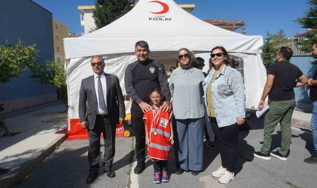 Kan bağışçısı getiren öğrenciye madalya veriliyor