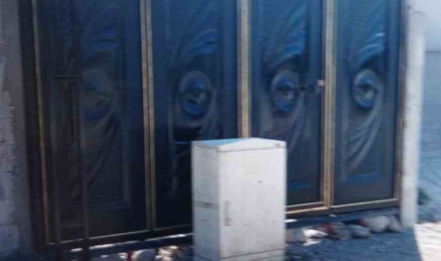 Kapı önündeki elektrik panosu tehlike saçıyor