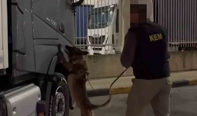 Kapıkule'de tır kabinindeki yatağın altına gizlenen bavuldan 12 kilo kokain çıktı