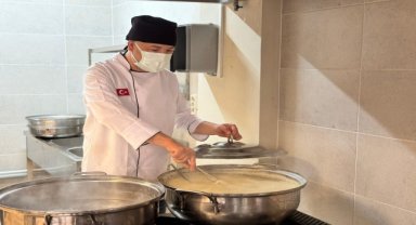 Karabük Belediyesi, ihtiyaç sahibi ailelere sıcak yemek ulaştırıyor