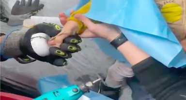 Karabük'te bebeğin oyuncak zile sıkışan parmağını itfaiye çıkardı